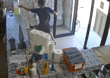 Entró, robó un bidón de lavandina y escapó en bicicleta