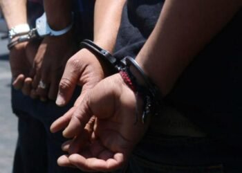 Disparos en la vía pública, armas secuestradas y robos en viviendas