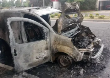 Se incendió una camioneta y quedó destruida en la rotonda