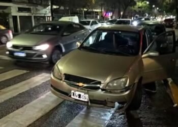 Accidente en Caballito: vehículo choca contra autos estacionados