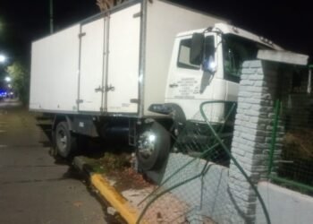 Accidente en Villa Devoto: Camión embiste muro del tren Sarmiento