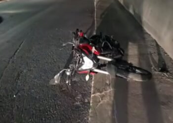 Accidente entre camión y moto en Avenida Dellepiane
