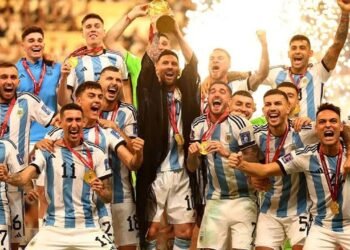 Argentina busca romper la maldición de los campeones en su debut mundialista
