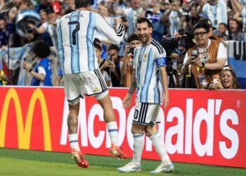 Argentina inicia con victoria histórica en el Mundial tras la consagración