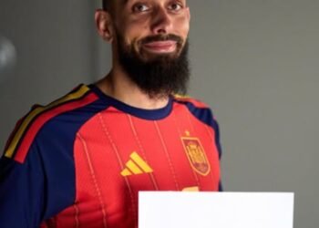 Borja Iglesias vive un curioso malentendido en la concentración de España