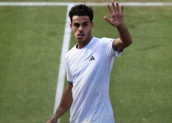 Cerúndolo avanza a semifinales en Queen’s tras vencer a Fery