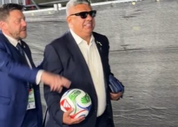 Chiqui Tapia se despide del estadio con una pelota y lentes de sol tras el debut de Argentina