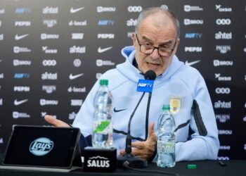 Controversia en la selección uruguaya: el hermano de Araujo culpa a Bielsa por una lesión