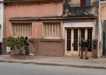 Custodia policial en la casa del acusado por el femicidio de Agostina Vega