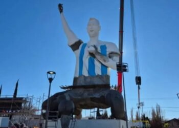 Cutral Co presenta la estatua de Lionel Messi más alta del mundo