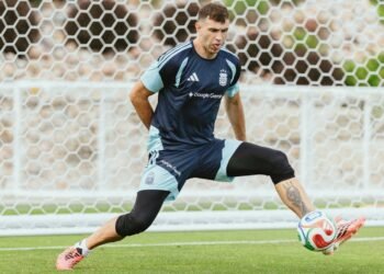 Dibu Martínez muestra signos de dolor en su regreso a los entrenamientos