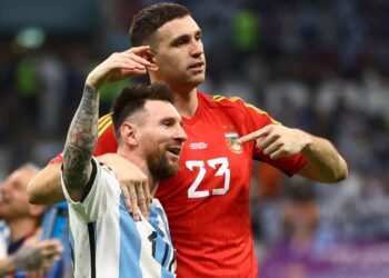 El Dibu Martínez se ríe de las críticas a Messi en el Mundial