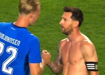 El emotivo reencuentro entre Messi y el hijo de Gudjohnsen tras el partido