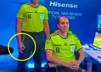 FIFA exonera al árbitro Shaun Evans tras acusaciones de gesto supremacista