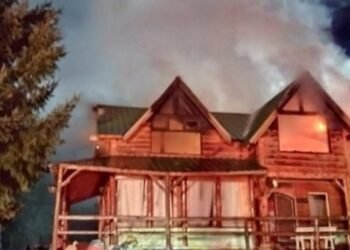 Incendio arrasa con ex motel en Villa La Angostura y deja a familias sin hogar