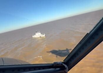 Intensa búsqueda de cinco pescadores desaparecidos en el Río de la Plata