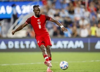 Ismael Koné, lesionado en el partido entre Canadá y Qatar, fue retirado en camilla