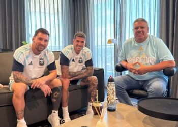 La cábala de los campeones: Tapia, Messi y De Paul, juntos antes del debut en el Mundial