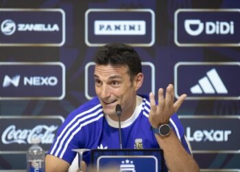 La emotiva reacción de Scaloni ante la pregunta de Palermo antes del debut argentino