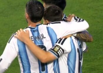Messi amplía la ventaja para Argentina con un penal ante Islandia