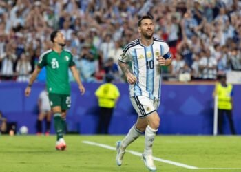 Messi brilla y Argentina arrasa a Argelia en su debut mundialista