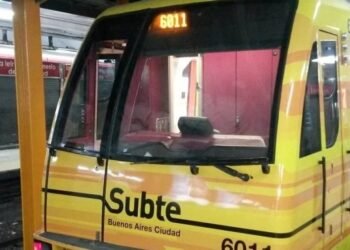Metrodelegados liberan molinetes en la línea B y amenazan con más protestas