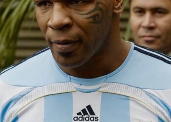 Mike Tyson apoya a Messi con una camiseta argentina firmada por Maradona