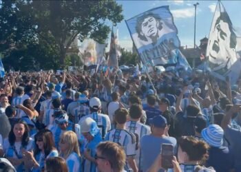 Multitudinario banderazo en Kansas City antes del debut de la Selección argentina