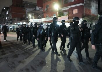 Operativo en Villa 1-11-14: tres detenidos y 160 dosis de droga incautadas