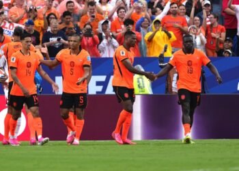 Países Bajos avanza a octavos tras vencer a Túnez 3-1
