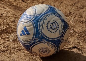 Presentan la Argentum Gambeta, la nueva pelota del fútbol argentino