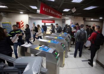 Protesta en el subte: molinetes abiertos en Federico Lacroze
