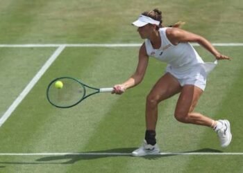 Solana Sierra brilla en Wimbledon y avanza a la segunda ronda