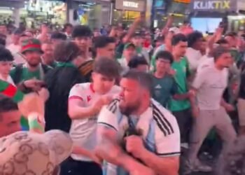 Tensión en Times Square entre hinchas argentinos y argelinos antes del Mundial 2026