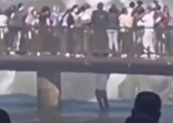 Turista arriesga su vida al lanzarse al agua por su celular en las Cataratas del Iguazú