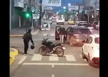 Un conductor se baja a pelear y provoca un choque en Neuquén