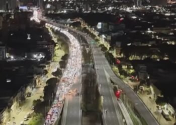 Un motociclista se defiende de un intento de robo en la Autopista 9 de Julio Sur