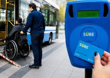 Viaje gratis en colectivo y tren: la nueva SUBE para personas con discapacidad