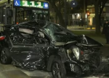 Accidente en Palermo: auto choca contra colectivo en plena madrugada