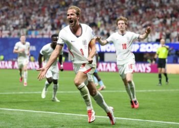 Anthony Gordon elogia a Messi y lo considera el mejor de la historia