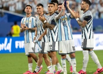 Argentina avanza a octavos, pero la preocupación crece tras un juego irregular