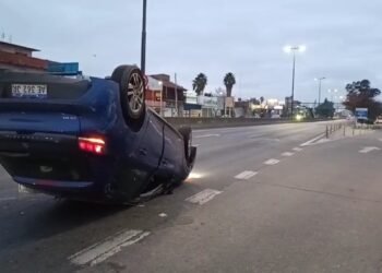 Auto volcado y abandonado en Lomas de Zamora: hallan alcohol y drogas