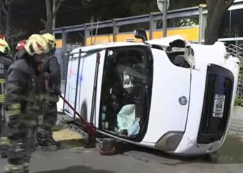 Camioneta vuelca tras choque en Villa Lugano