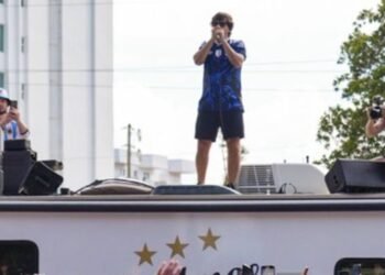 Ciro Martínez desata la locura en Miami con un improvisado show para los hinchas