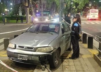 Conductor se atrincheró tras chocar un pilar del Metrobús en San Nicolás