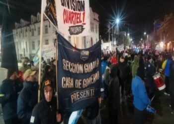 Crisis en Santa Cruz: Policías acampan y el Gobierno no logra contener el malestar
