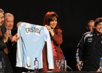 Cristina Kirchner saluda a Maradona en su cumpleaños 60: emotivo mensaje revelado en juicio