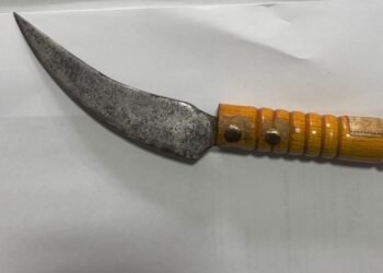 Detienen a hombre por apuñalar a su ex esposa mientras estaba en prisión domiciliaria