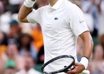 Djokovic avanza a la tercera ronda de Wimbledon tras vencer a Tsitsipas