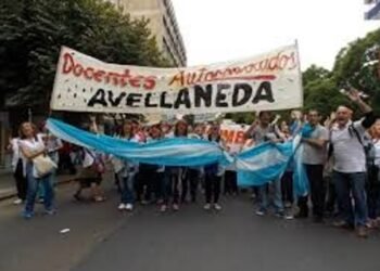 Docentes marchan en Avellaneda por seguridad en las escuelas tras agresiones en Wilde